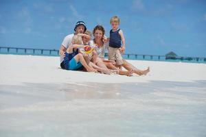 glückliche Familie im Urlaub foto