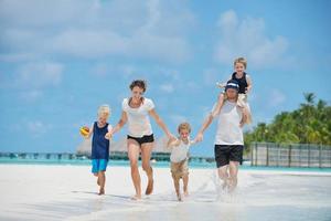 glückliche Familie im Urlaub foto