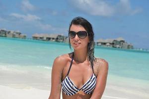Schöne junge Frau am Strand, viel Spaß und Entspannung foto