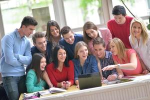 glückliche Teenagergruppe in der Schule foto