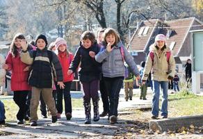 Schulmädchen auf der Flucht foto