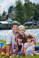 glückliche familie, die zusammen in einem picknick im freien spielt foto