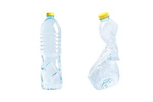 Plastikwasserflasche mit leeren, zerknitterten, isolierten auf weißem Hintergrund, Wiederverwendung, Recycling, Umweltverschmutzung, Umwelt, Ökologie, Abfallkonzept. foto