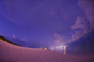 Blick auf den tropischen Strand foto