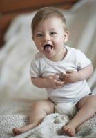 süßes kleines neugeborenes baby lächelt foto