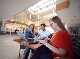 studentengruppe, die gemeinsam an einem schulprojekt arbeitet foto