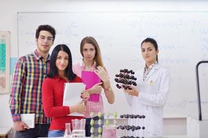 glückliche Teenagergruppe in der Schule foto