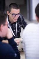 Startup-Business-Team beim Treffen im Büro foto