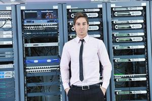 junger IT-Ingenieur im Serverraum des Rechenzentrums foto