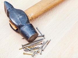 Hammer und Nagelhaufen foto