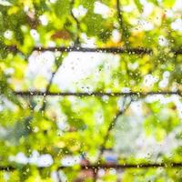 Regentropfen auf Fensterglas des Landhauses foto