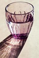 facettiertes Glas mit Trinkwasser foto