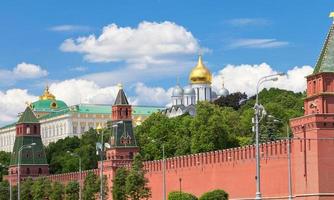 mauer und kathedralen des moskauer kremls foto