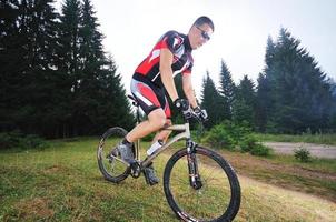 Mountainbike-Fahrt im Freien foto