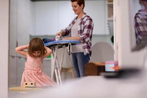 mutter und kleine tochter verbringen zeit zusammen zu hause foto