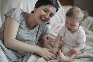 mutter spielt zu hause mit baby foto