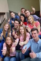 glückliche Teenagergruppe in der Schule foto