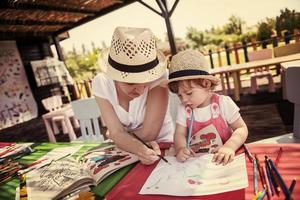 mutter und kleine tochter zeichnen bunte bilder foto