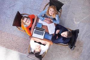 studentengruppe, die gemeinsam an einem schulprojekt arbeitet foto