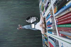 Studentin in der Bibliothek foto