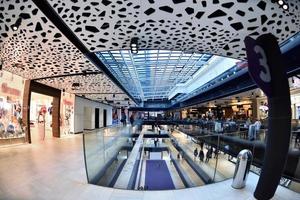 schweden, 2022 - interieur des einkaufszentrums foto