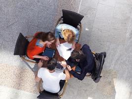 studentengruppe, die gemeinsam an einem schulprojekt arbeitet foto