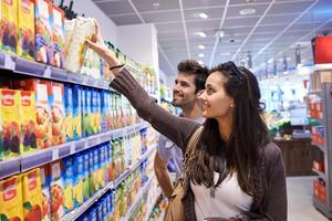 Paar in einem Supermarkt einkaufen foto