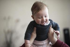 mutter spielt zu hause mit baby foto