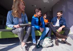 studentengruppe steht als team zusammen foto