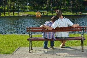 Porträt eines romantischen jungen Paares, das zusammen im Freien lächelt foto