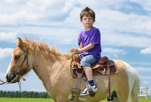 Kind reitet Pony foto