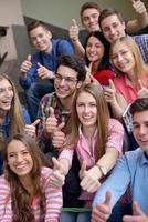 glückliche Teenagergruppe in der Schule foto