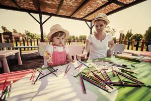 mutter und kleine tochter zeichnen bunte bilder foto