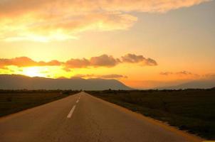 Countryroad-Abenteuer mit wunderschönem Sonnenuntergang foto