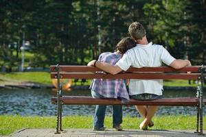 Porträt eines romantischen jungen Paares, das zusammen im Freien lächelt foto