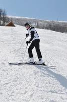 glückliches Porträt der Skifahrerin foto