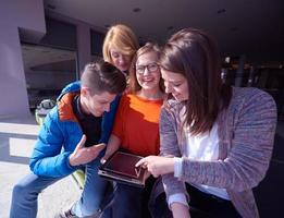 studentengruppe, die gemeinsam an einem schulprojekt arbeitet foto