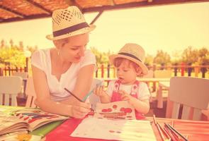 mutter und kleine tochter zeichnen bunte bilder foto