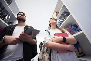 Schülergruppe in der Schulbibliothek foto