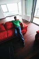 Mann entspannt sich auf dem Sofa foto