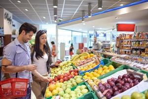 Paar in einem Supermarkt einkaufen foto