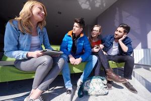 studentengruppe steht als team zusammen foto