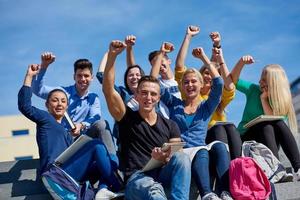 Studenten sitzen draußen auf Stufen foto