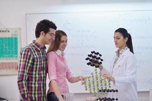 glückliche Teenagergruppe in der Schule foto