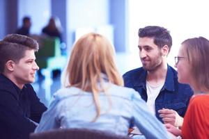 studentengruppe, die gemeinsam an einem schulprojekt arbeitet foto