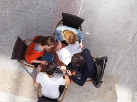 studentengruppe, die gemeinsam an einem schulprojekt arbeitet foto