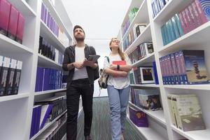 Schülergruppe in der Schulbibliothek foto