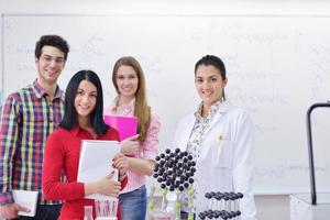 glückliche Teenagergruppe in der Schule foto