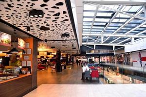 schweden, 2022 - interieur des einkaufszentrums foto