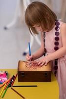 kleines Mädchen Malerei Schmuckschatulle foto